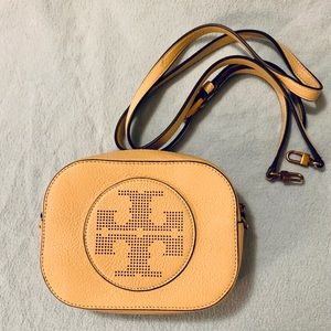 Adorable Tory Burch kipp cross body camera bag